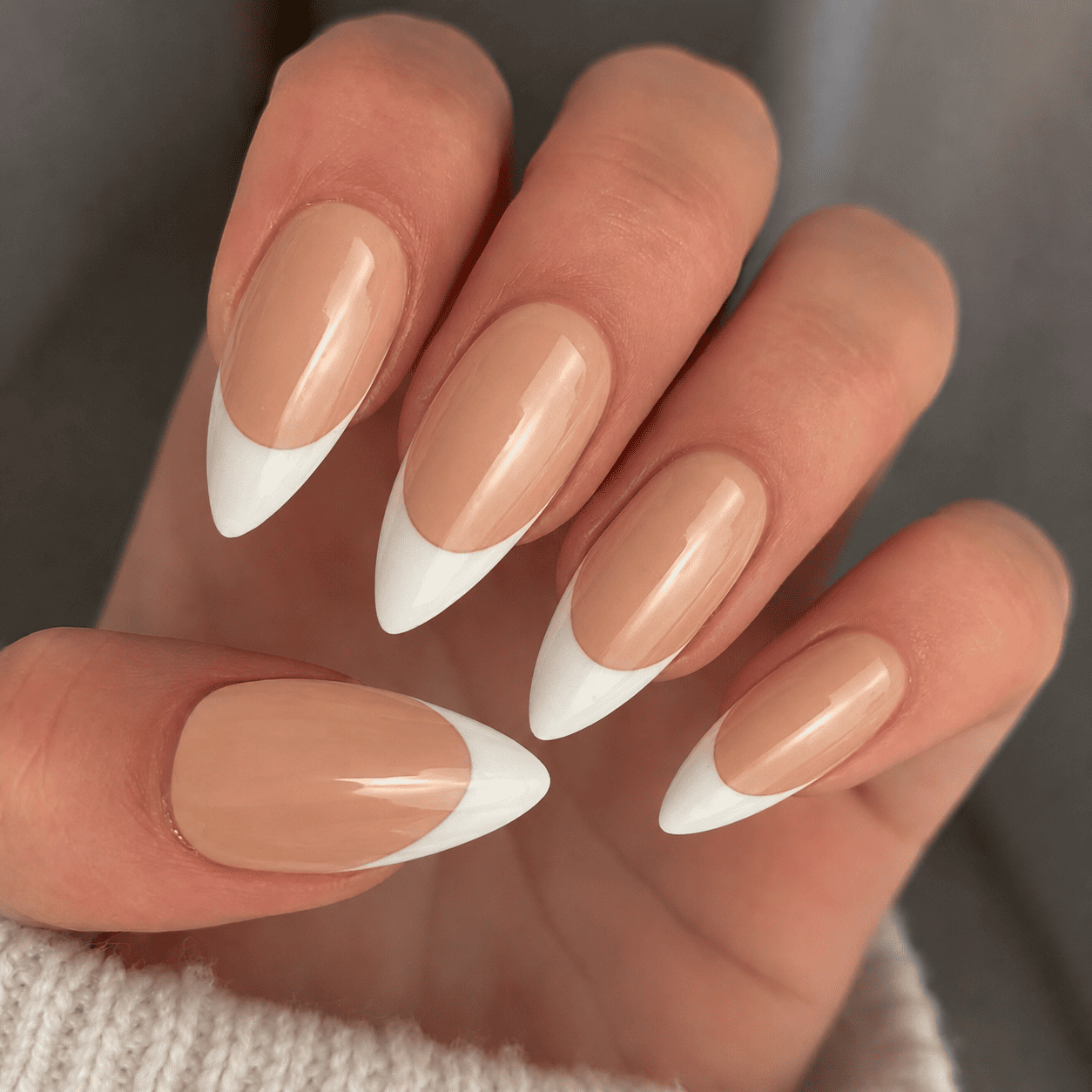 Fine Nails Clean Girl – Nude Press-on Nägel in Hautton-Nuancen, an der Hand getragen