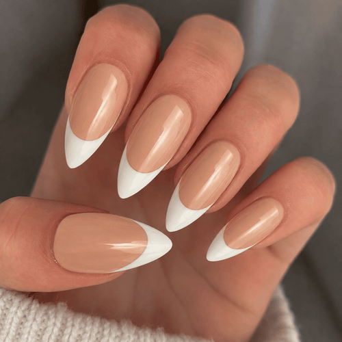 Fine Nails Clean Girl – Nude Press-on Nägel in Hautton-Nuancen, an der Hand getragen