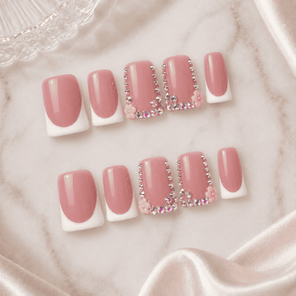 Fine Nails French Kiss – French Tip Design mit Blütendetails (Duck-Form), Produktfoto