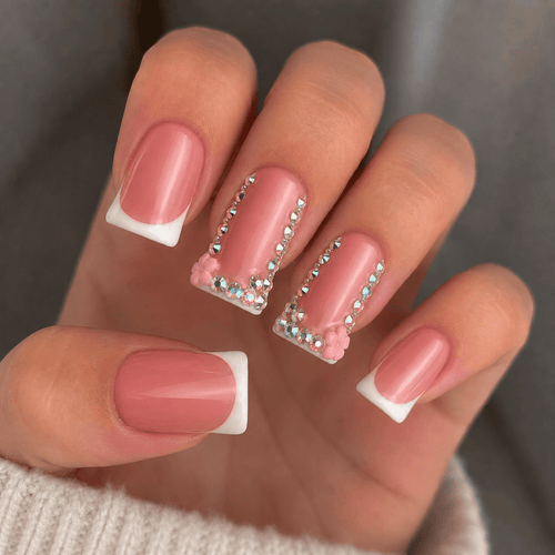 Fine Nails French Kiss – French Tip Design mit Blütendetails, an der Hand getragen