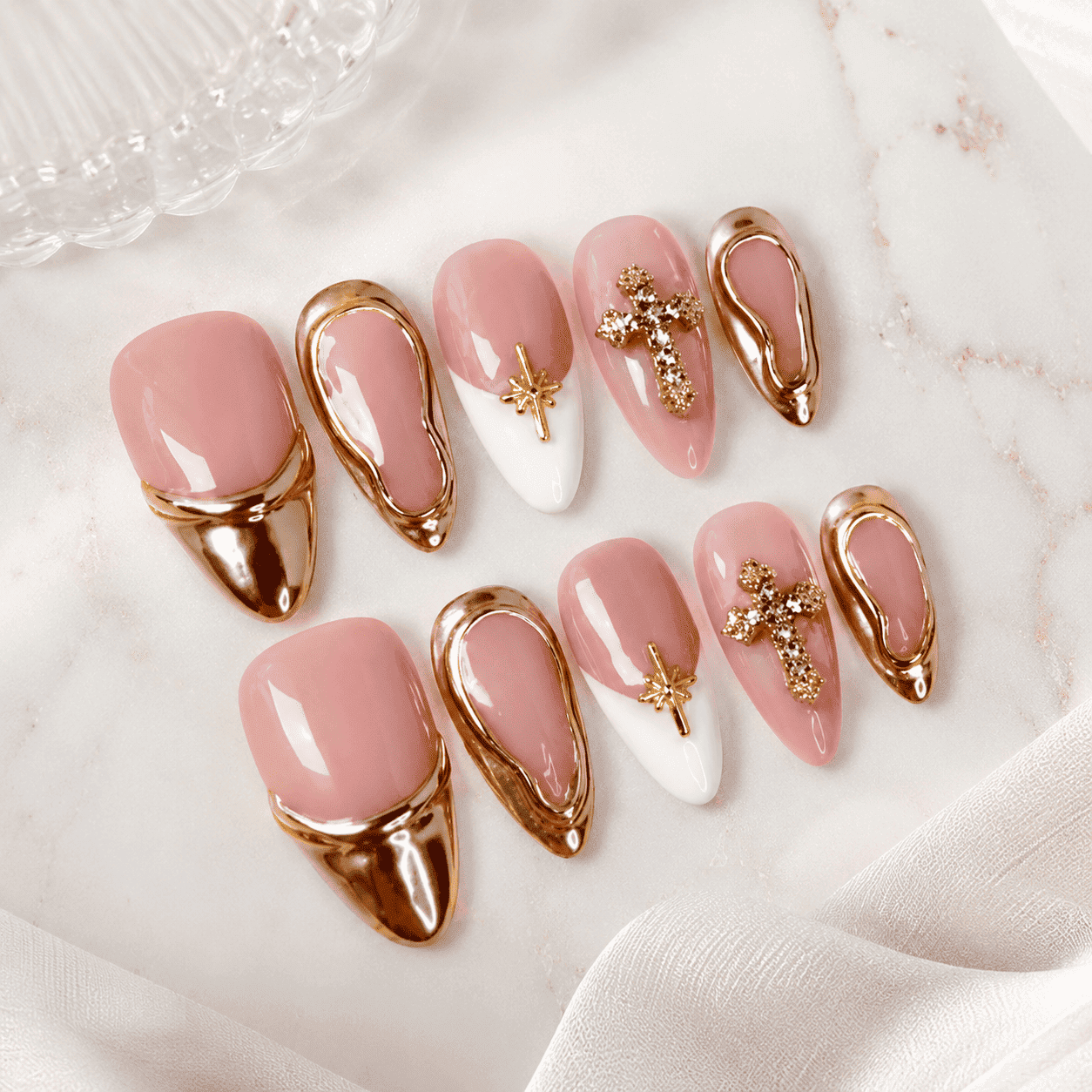 Fine Nails HER – Nude Press-on Nägel mit goldenen 3D-Blüten (Mandelform), Produktfoto