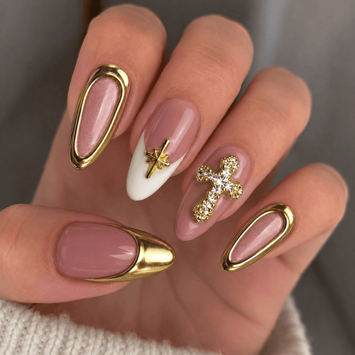 Fine Nails HER – Nude Press-on Nägel mit goldenen 3D-Blüten, an der Hand getragen