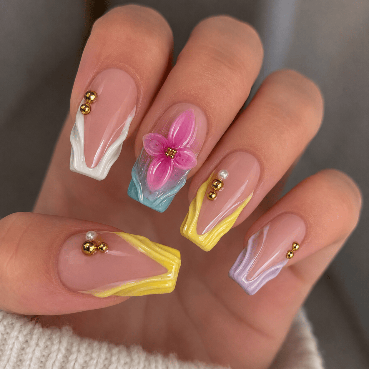 Fine Nails Hot Chick – Botanisches Muster in Pink, Lila, Grün, an der Hand getragen