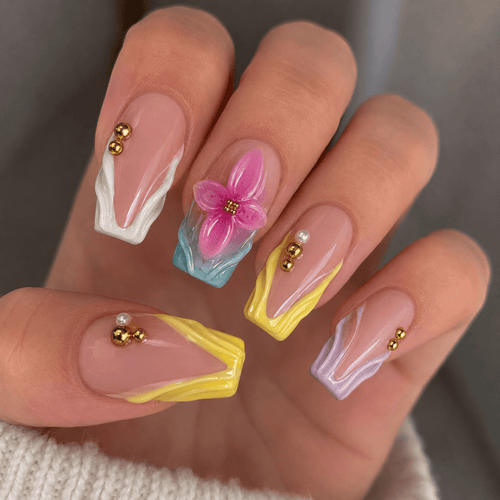 Fine Nails Hot Chick – Botanisches Muster in Pink, Lila, Grün, an der Hand getragen