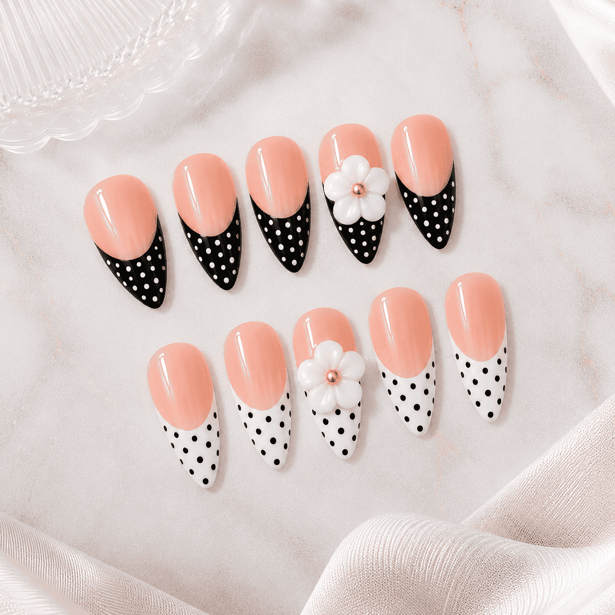 Fine Nails Iconic – Schwarz-Weißes Design mit floralen Akzenten (Mandelform), Produktfoto