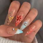 Fine Nails Island Gurl – Tropisches Design mit Blüten und Gemstones, an der Hand getragen