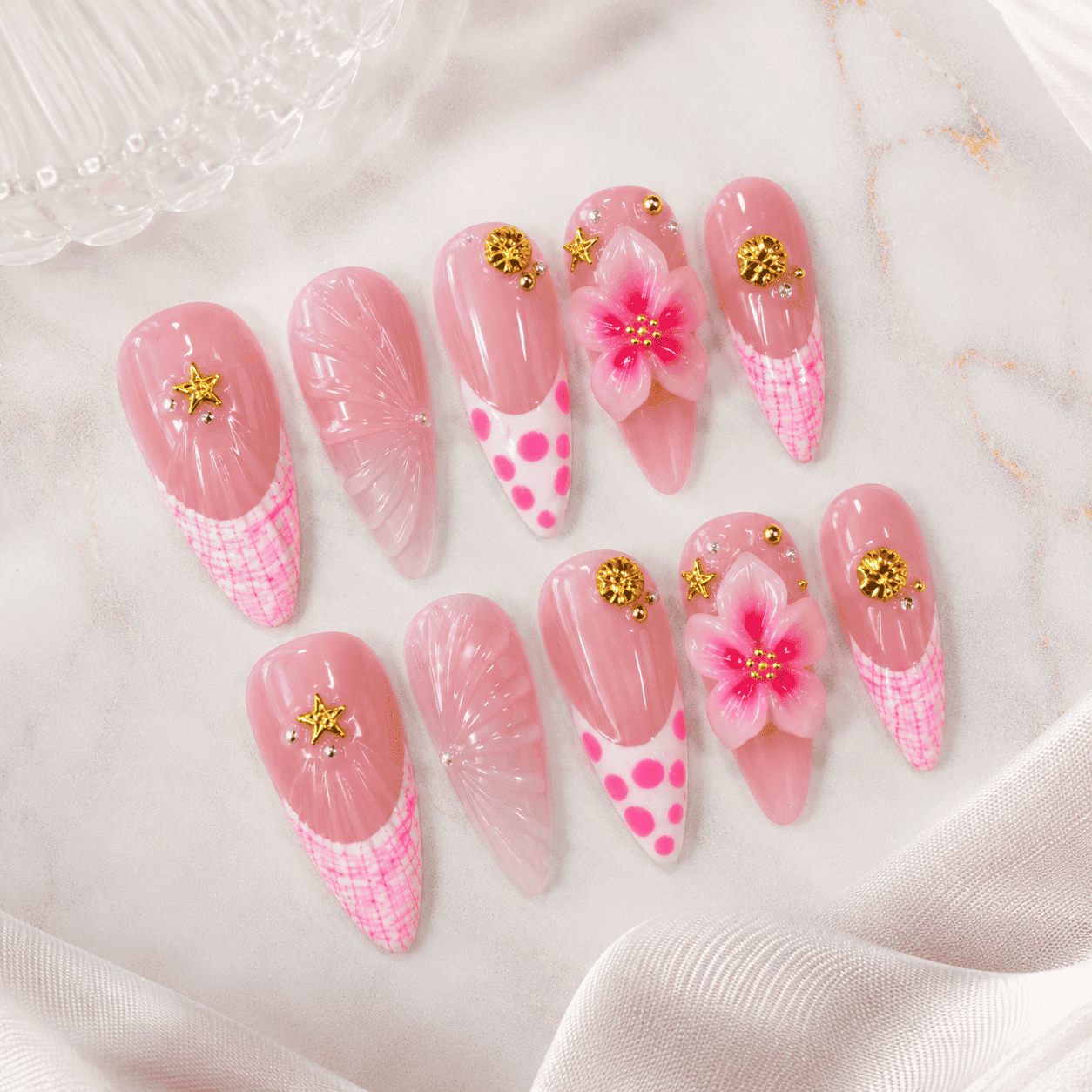 Fine Nails Love Bomb – Leuchtend pinkes Design mit Herzen (Lange Mandel), Produktfoto