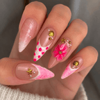 Fine Nails Love Bomb – Leuchtend pinkes Design mit Herzen, an der Hand getragen