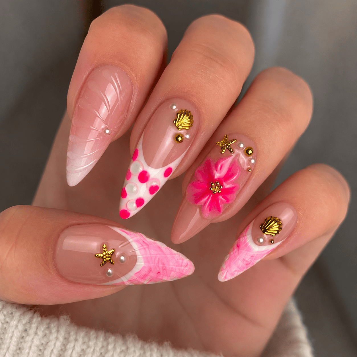 Fine Nails Love Bomb – Leuchtend pinkes Design mit Herzen, an der Hand getragen