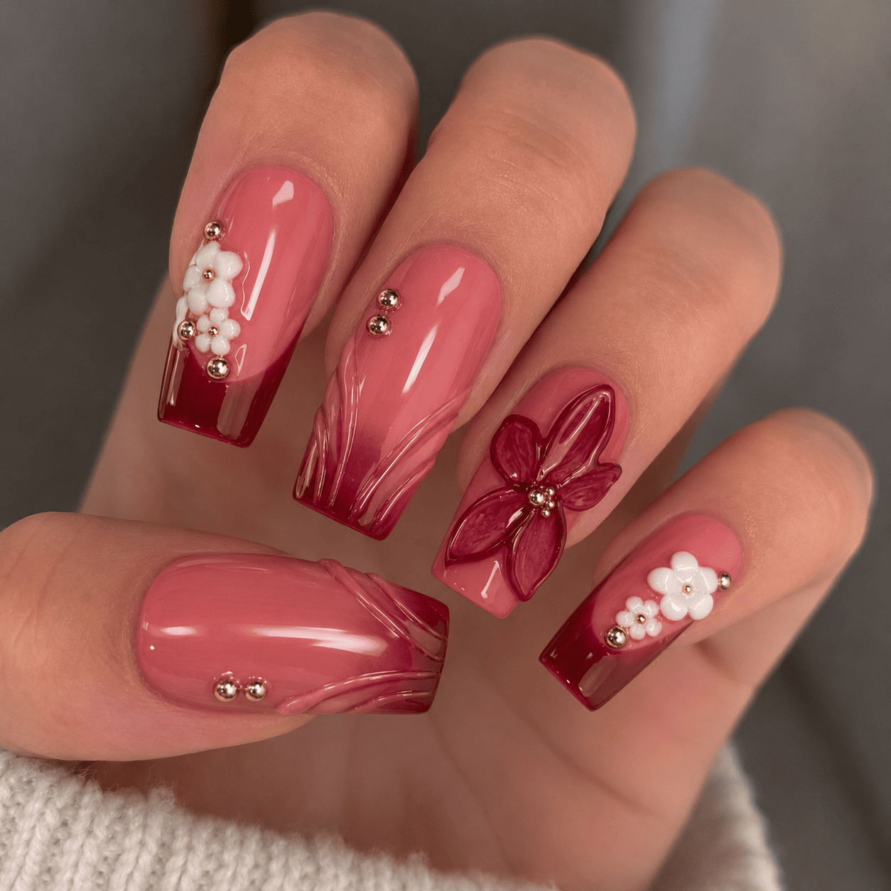 Fine Nails Love Letter – Cremeweißes Design mit roten Blüten, an der Hand getragen