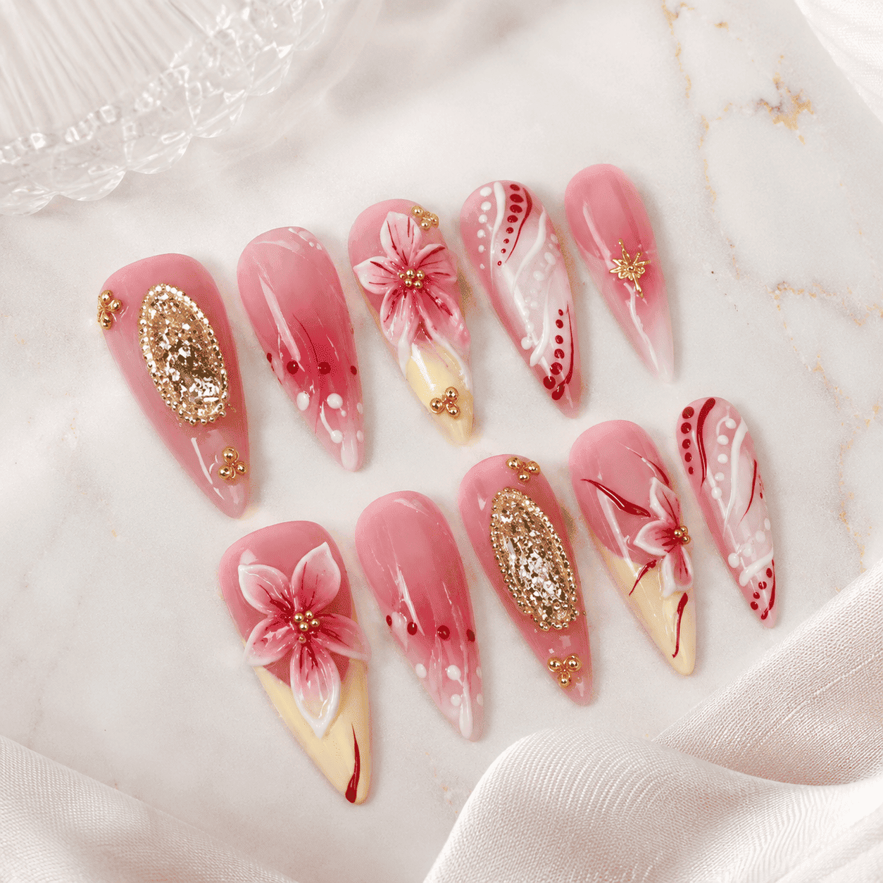 Fine Nails Main Character – Bordeaux Press-on Nägel mit dunklen Blüten (Lange Mandel), Produktfoto
