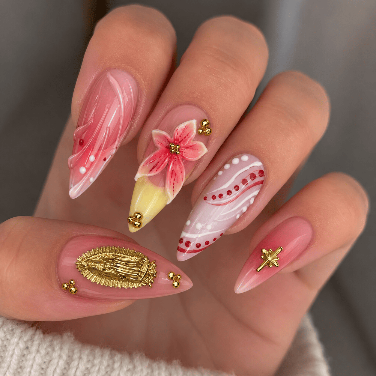 Fine Nails Main Character – Bordeaux Press-on Nägel mit dunklen Blüten, an der Hand getragen