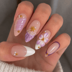 Fine Nails Obsession – Lavendel Press-on Nägel mit goldenem Glitzer, an der Hand getragen