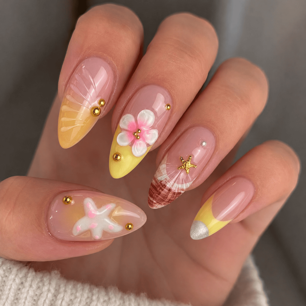 Fine Nails Ocean Breeze – Maritimes Sommerblumen-Design, an der Hand getragen