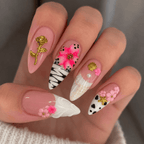 Fine Nails Summer Crush – Pinkes Design mit Blüten und Schmetterlingen, an der Hand getragen