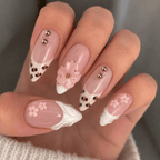 Fine Nails Sweetie – Babyrosa Press-on Nägel mit 3D-Details, an der Hand getragen
