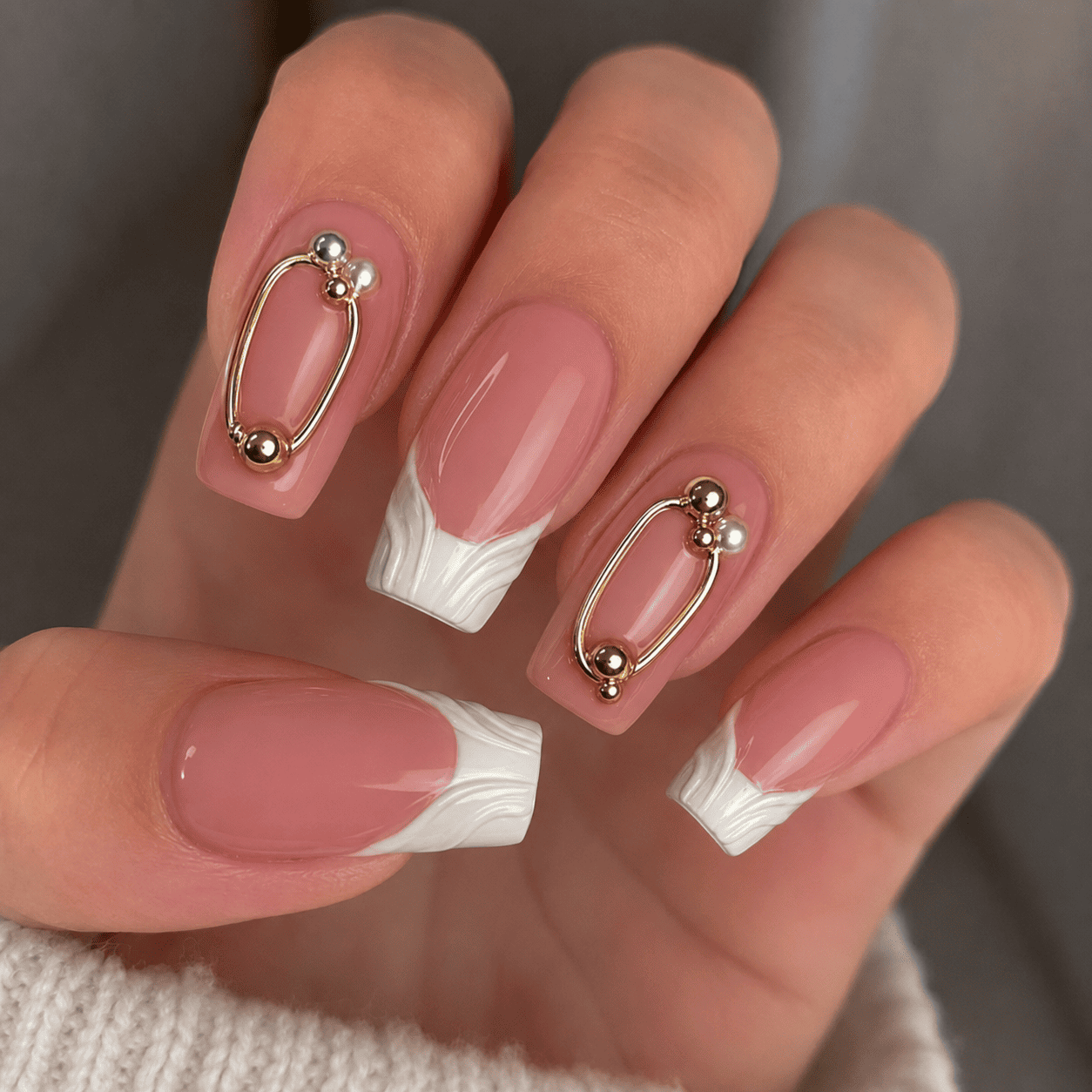 Fine Nails Timeless – Klassisches French Tip Design, an der Hand getragen